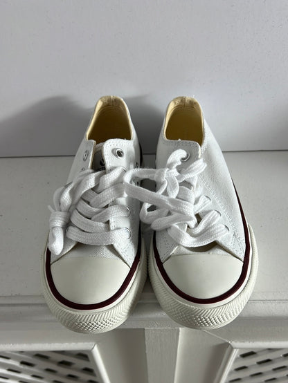 VICTORIA. White canvas sneakers with toe caps. Size 30