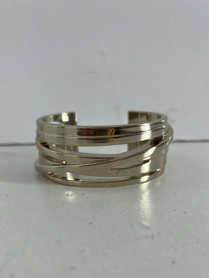 OTRAS. Pulsera plateada rigida