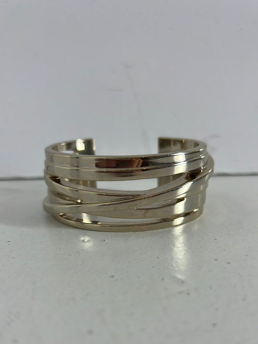 OTRAS. Pulsera plateada rigida