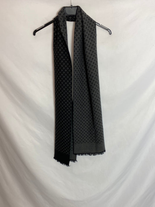 OTRAS. Fular negro estampado. TU