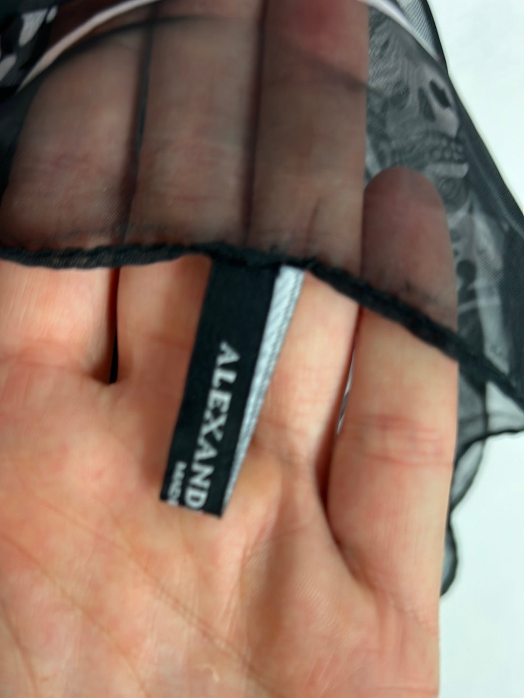 ALEXANDRE MQUEEN. Pañuelo negro calaveras