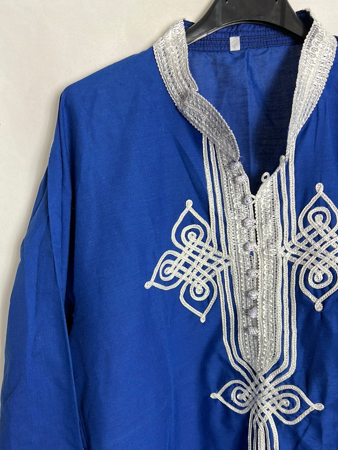 OTRAS. Blusa azul bordados blancos. T XL