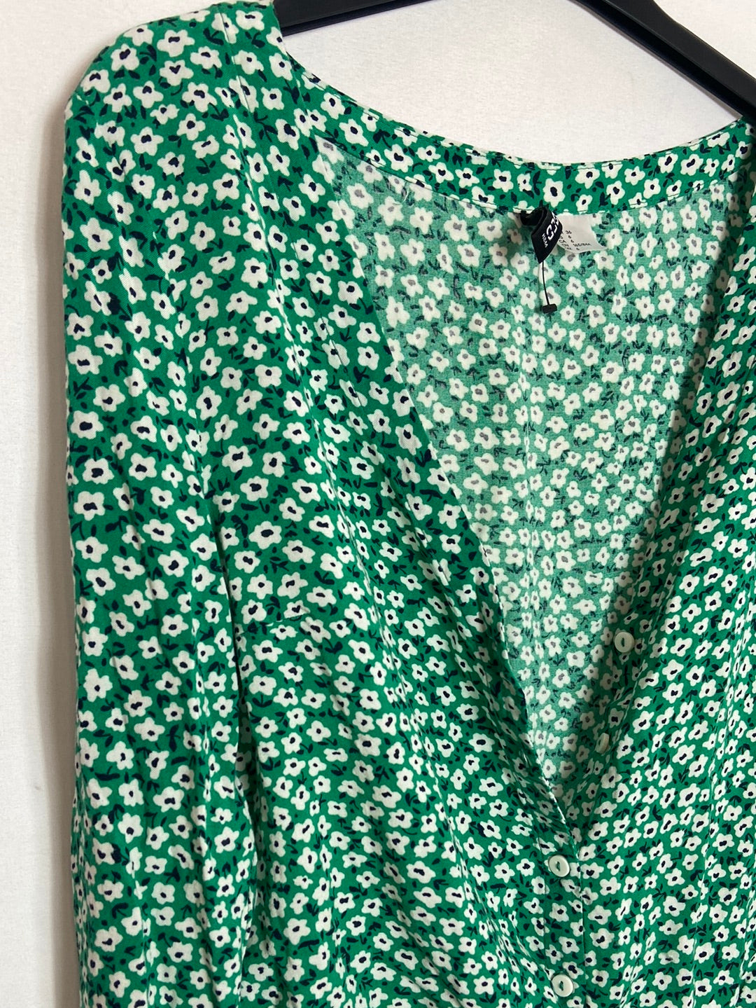 H&M. Blusa verde de flores T.S