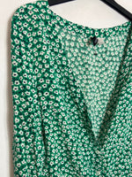 H&M. Blusa verde de flores T.S