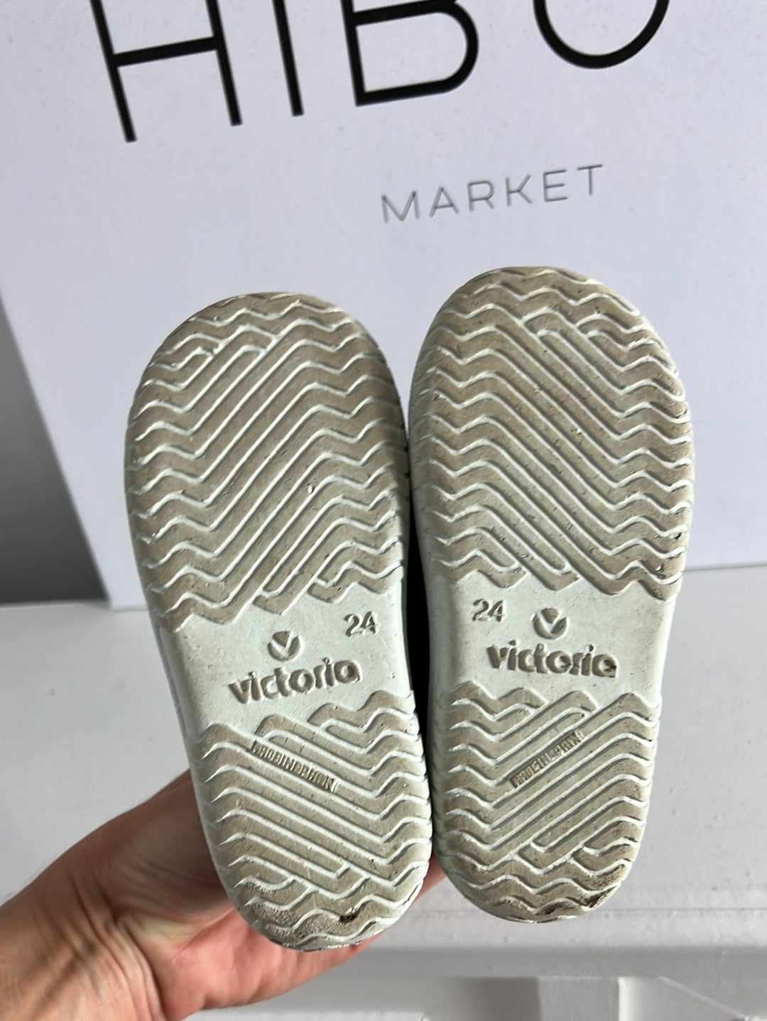 VICTORIA. Blue canvas sneakers with velcro. Size 24