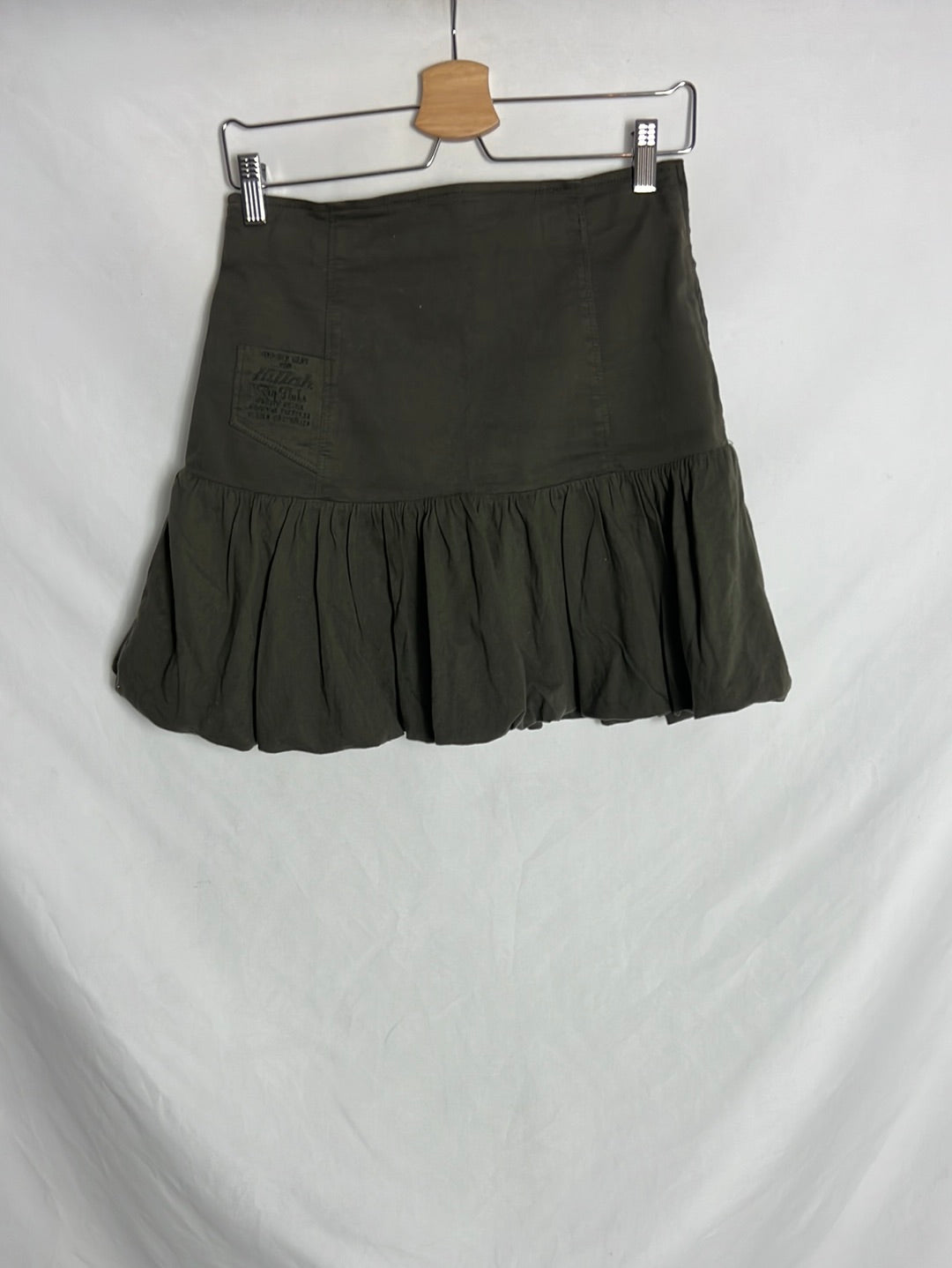 KILLAH. Short green ruffled skirt. TL