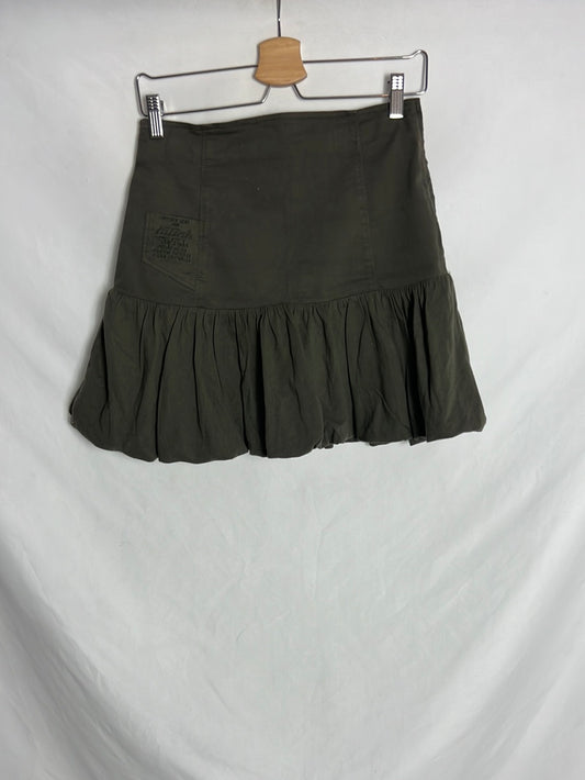 KILLAH. Short green ruffled skirt. TL