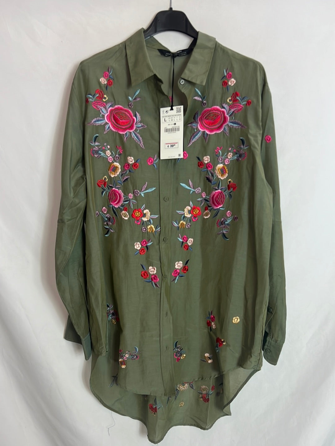 ZARA. Blusa verde fluida bordados. T L