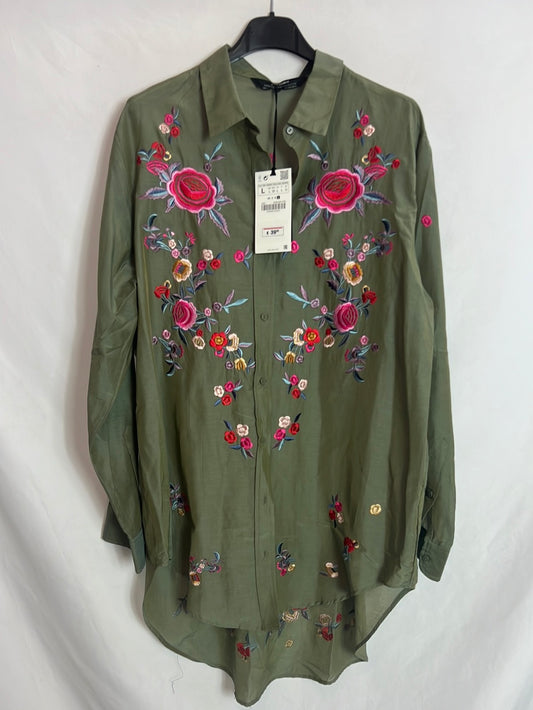 ZARA. Blusa verde fluida bordados. T L