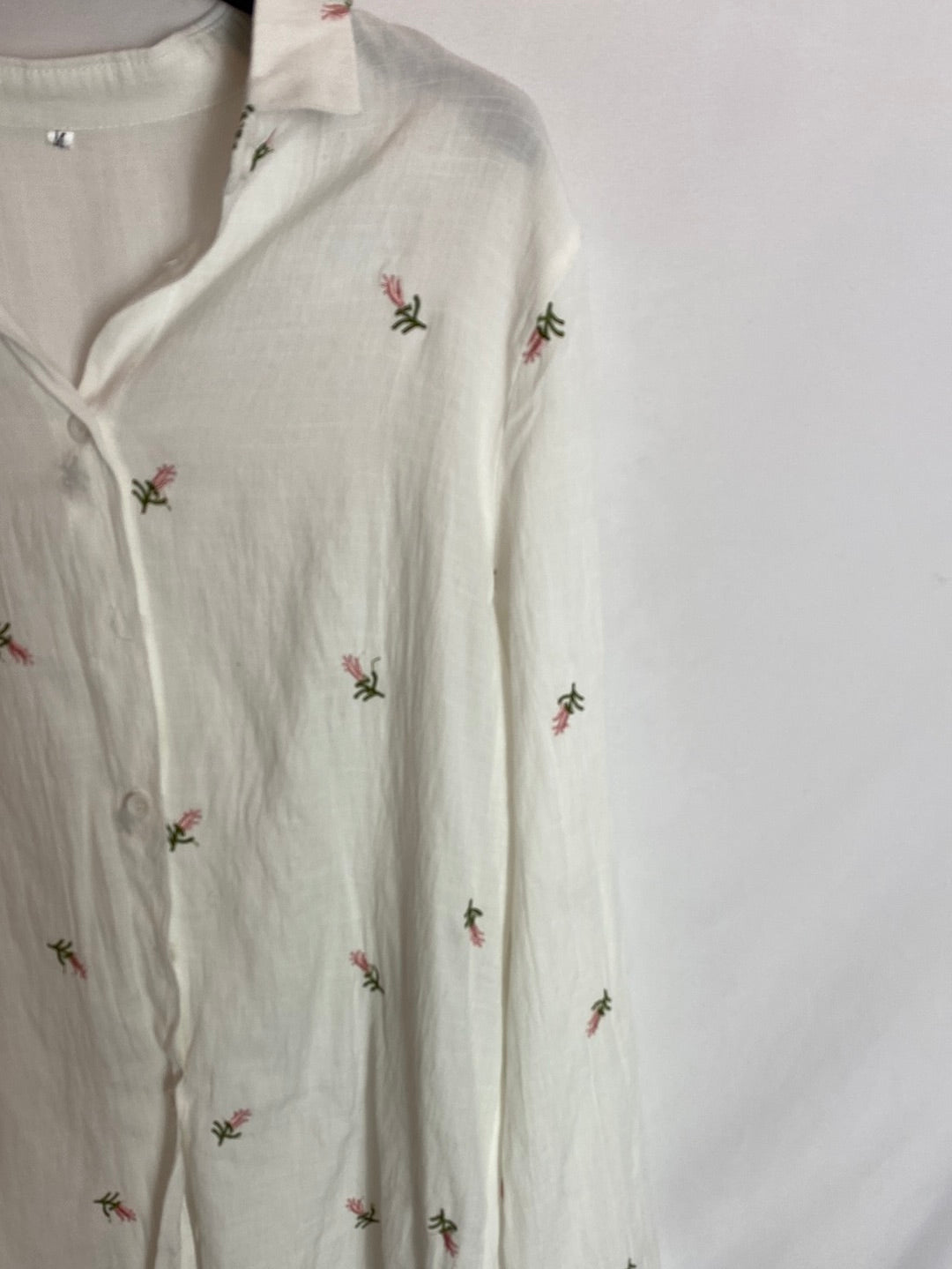 OTRAS. Camisa botones detalles flores. T.M