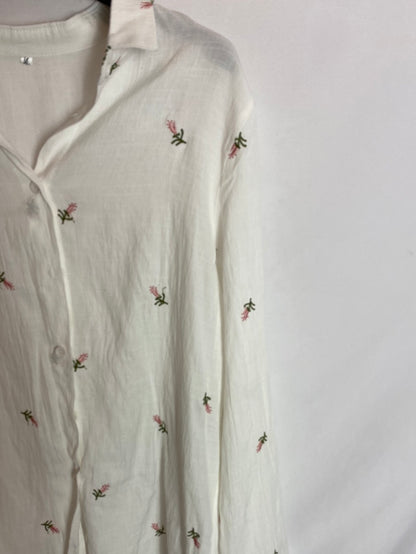 OTRAS. Camisa botones detalles flores. T.M