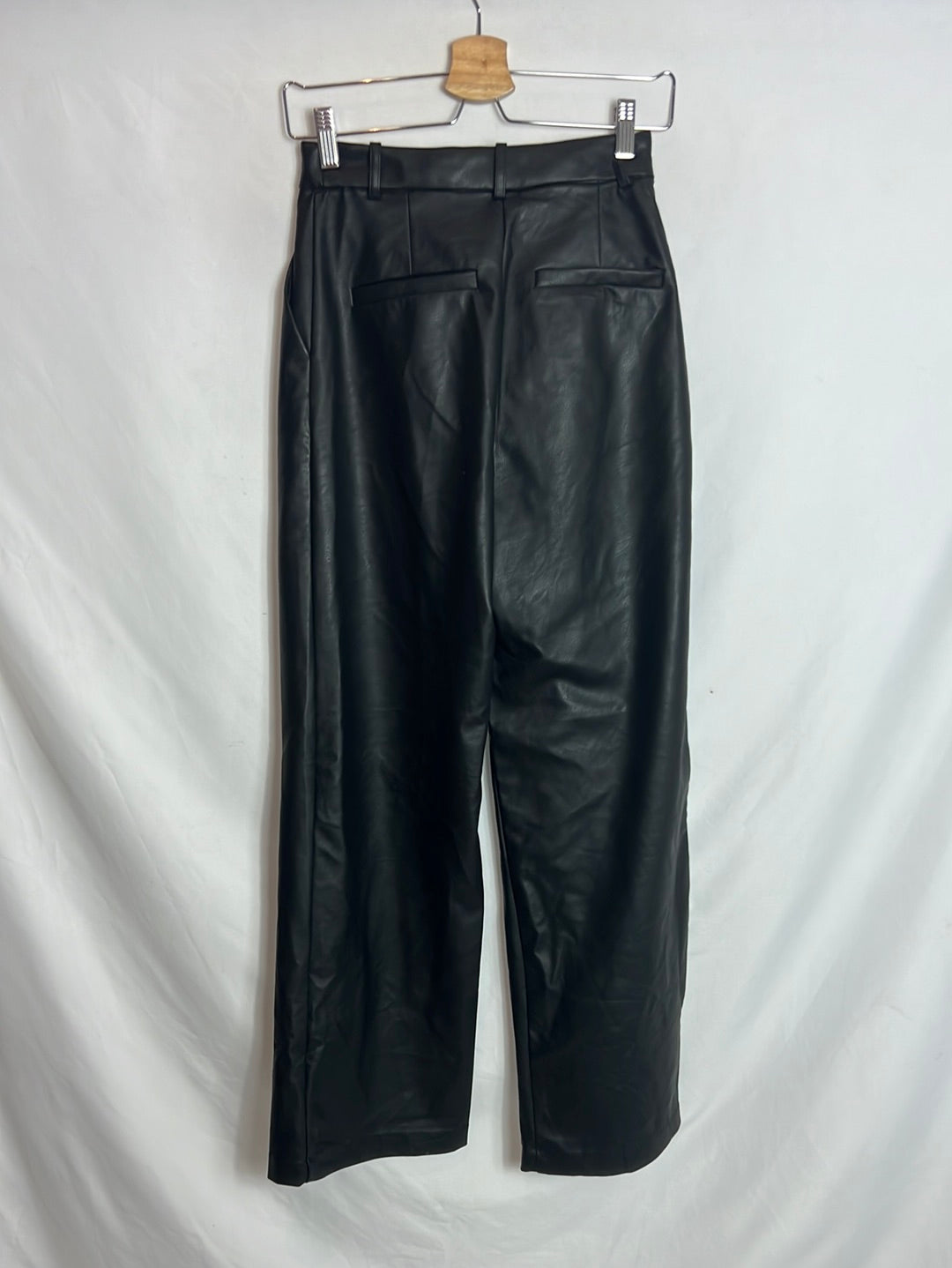 H&M. Pantalón negro polipiel T.36