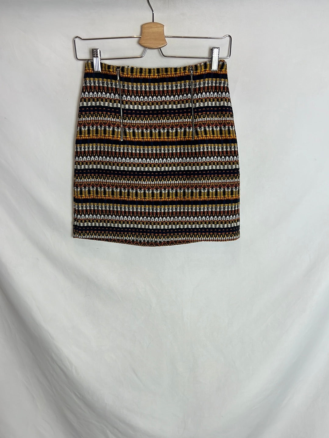 MANGO.Falda corta bordada T.36