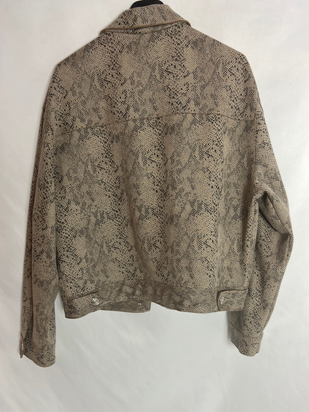 PULL&BEAR. Chaqueta textura animal print. T L