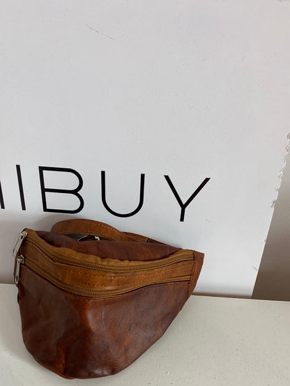 OTRAS. Riñonera vintage marrón.