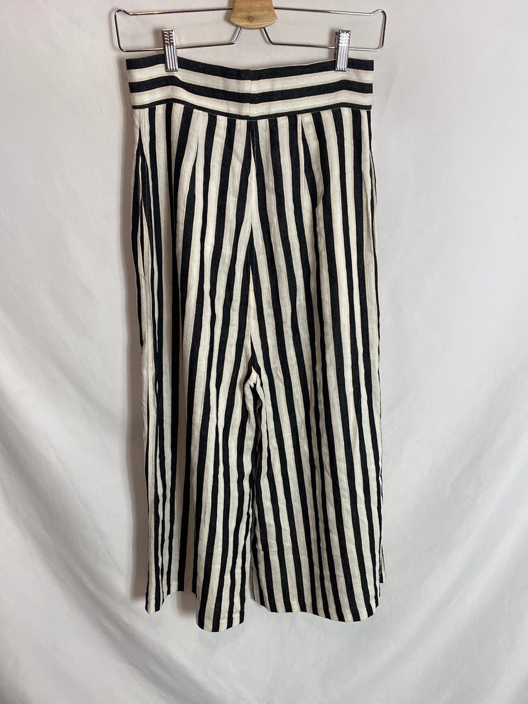 H&amp;M. Striped fluid culottes. Size 36