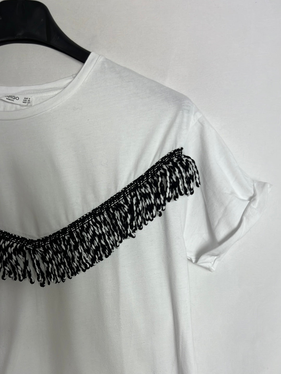 MANGO. Camiseta blanca flecos. T S
