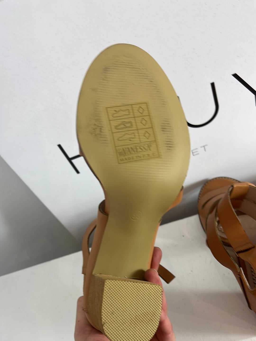 LES VANESSA. Sandalia camel tiras T.38