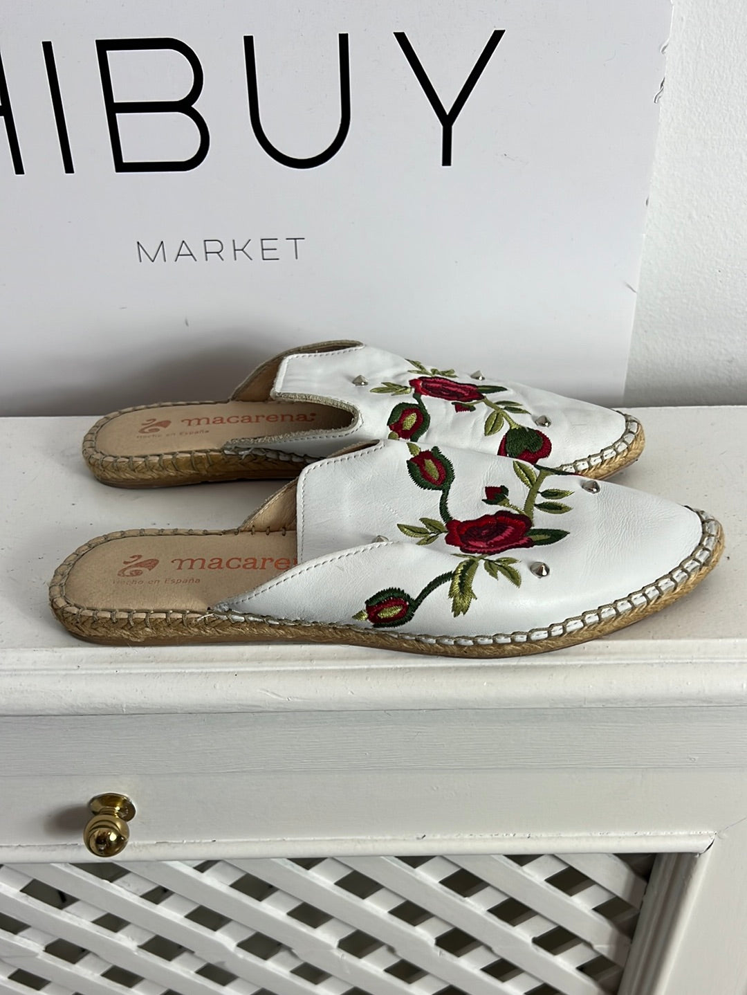 MACARENA. White embroidered mules, size 37 (tara)