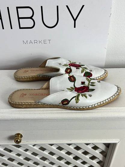 MACARENA. White embroidered mules, size 37 (tara)