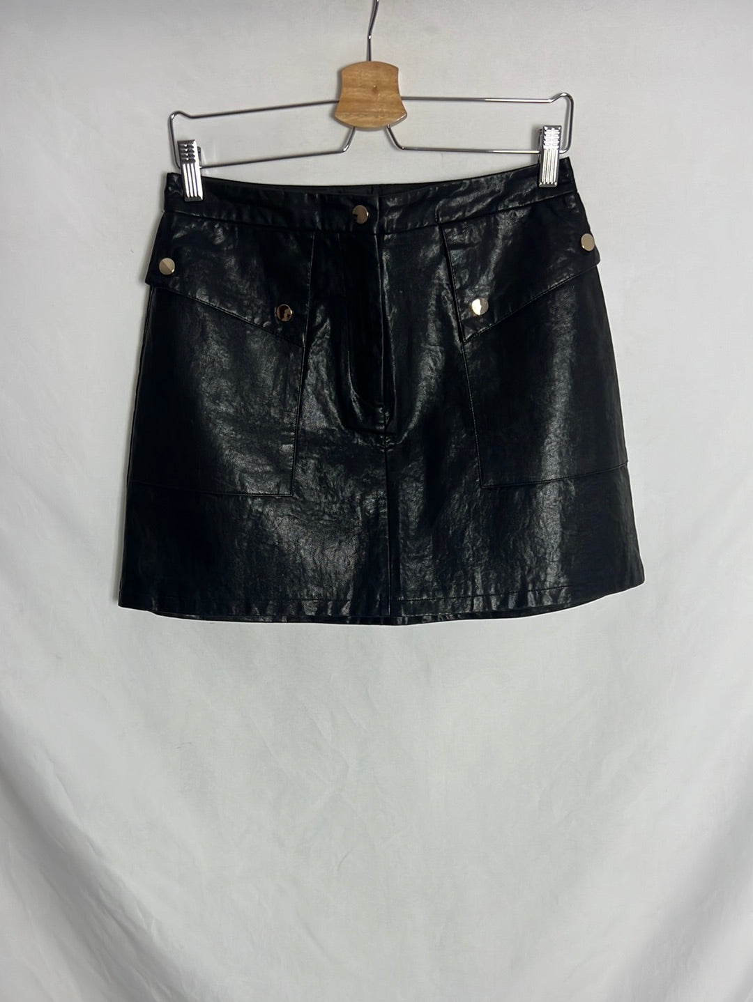 ZARA. Falda negra efecto piel. T M