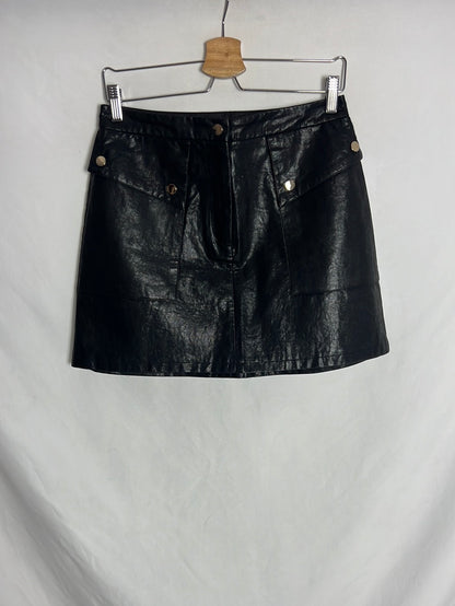 ZARA. Falda negra efecto piel. T M