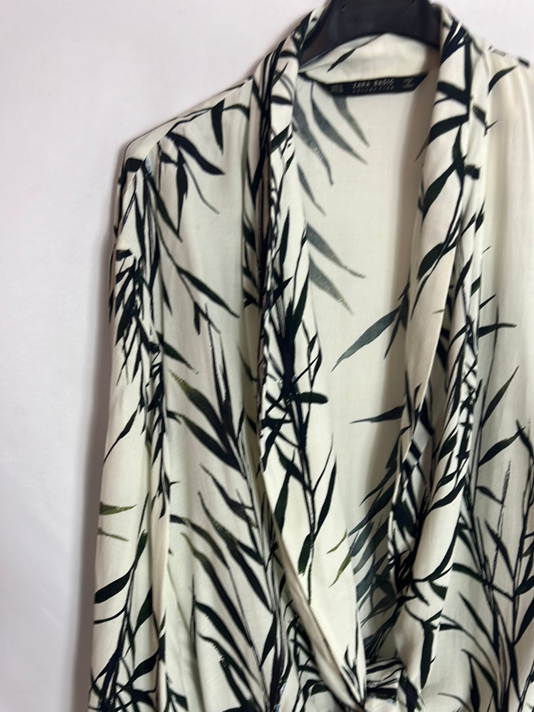 ZARA. Sobre camisa fluida estampada. T S