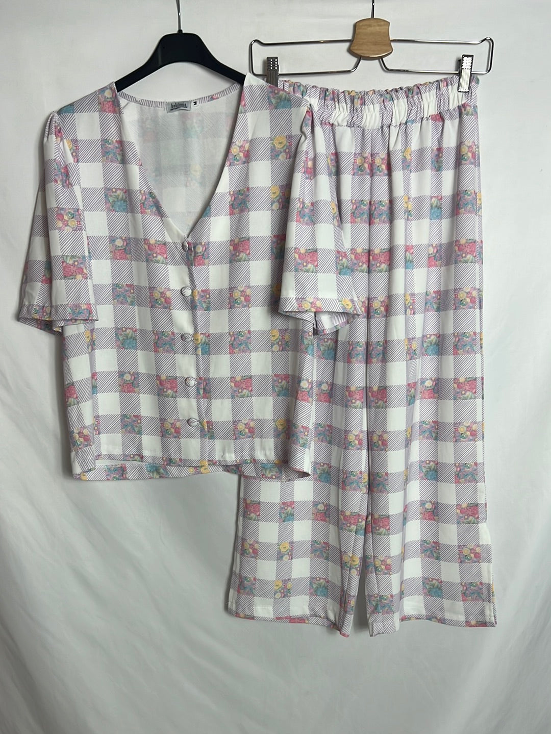 BABYLON. Total look: Vintage-style printed blouse and pants. TM 