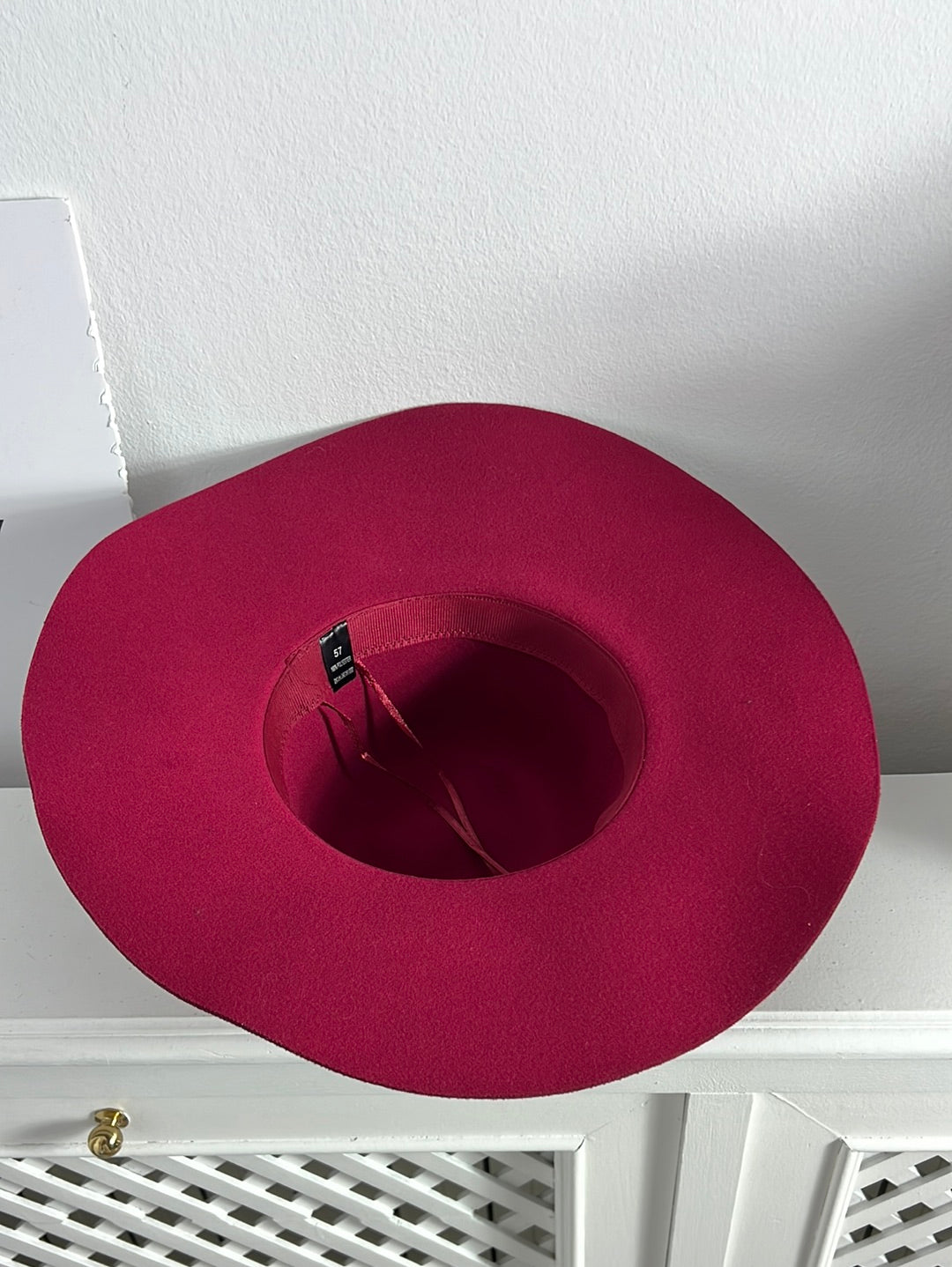 OTRAS. Sombrero burdeos detalle plumas. T 57