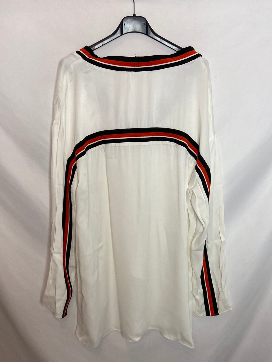 ZARA. Blusa blanca detalle de rayas T.XL