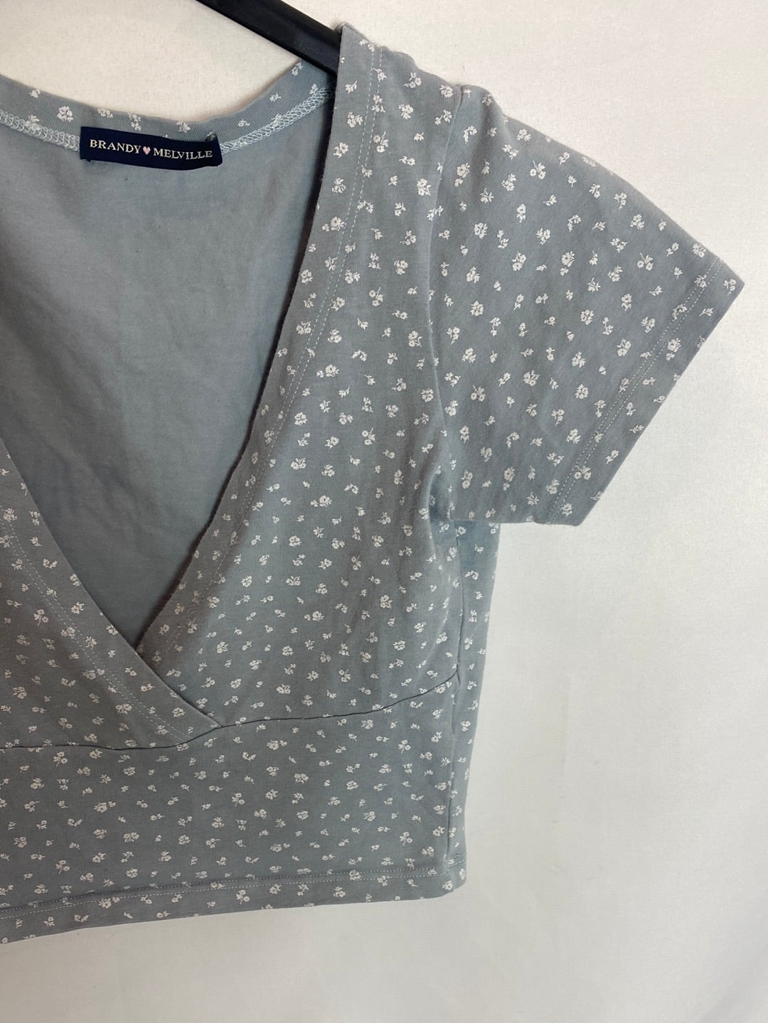 BRANDY MELVILLE. Croptop cuello V T.U