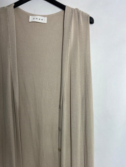 AMEÉ. Beige fine knit buttoned vest. YOUR