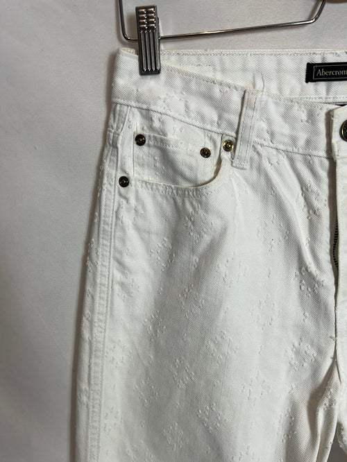 ABERCROMBIE & FITCH. Pantalón vaquero blanco bordados. T 27 (36)