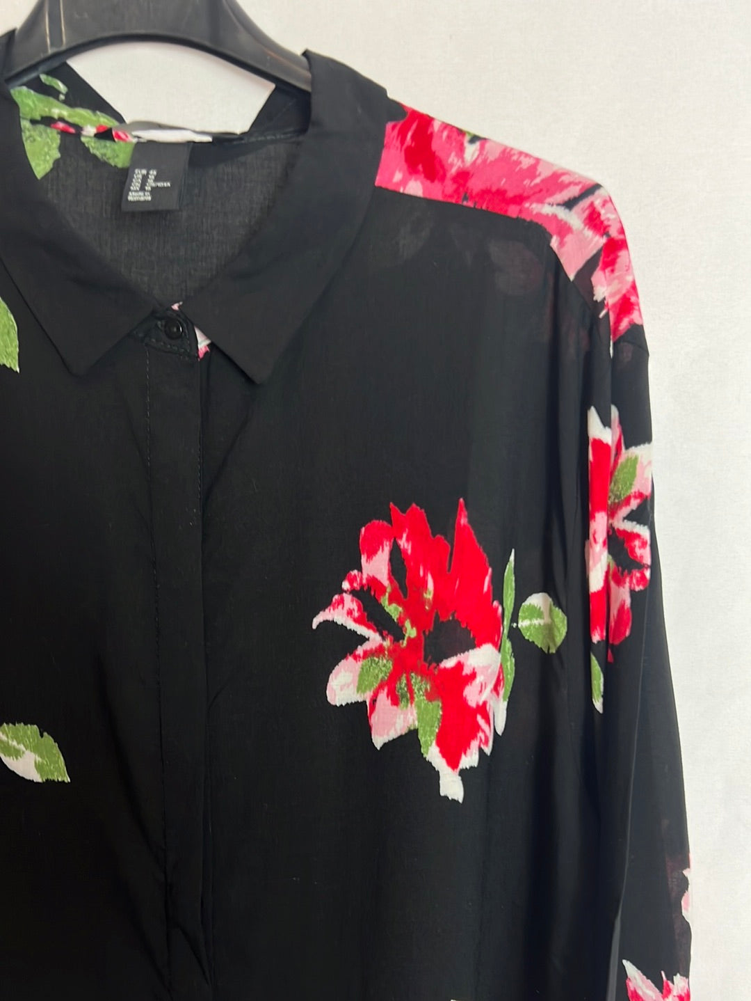 H&M. Blusa negra flores. T 46 (XL)