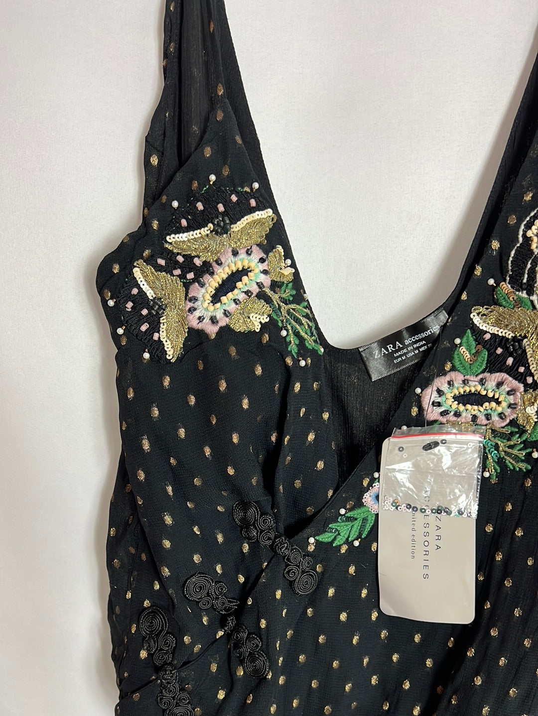 ZARA. Body negro bordados y pedrería. T M