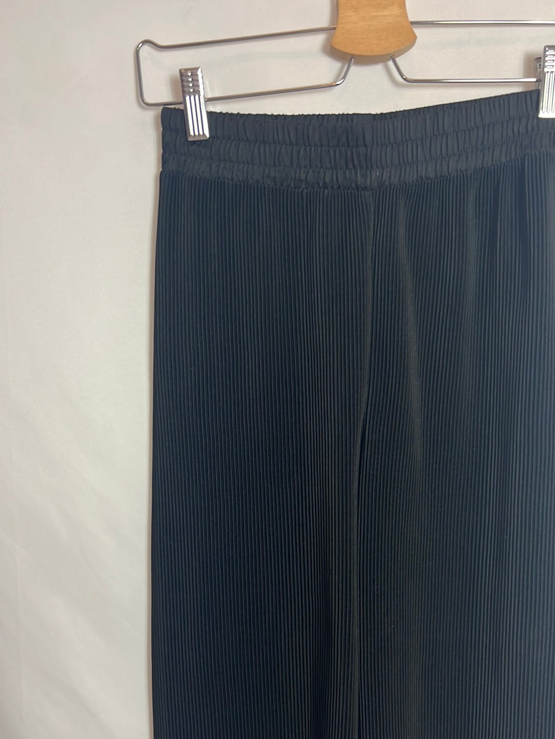 MANGO. Pantalón plisado negro. T XS