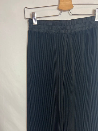MANGO. Pantalón plisado negro. T XS
