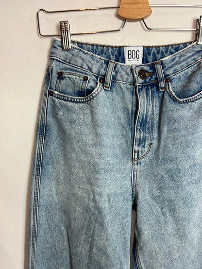 URBAN OUTFITTERS. Pantalón denim pata ancha. T 34