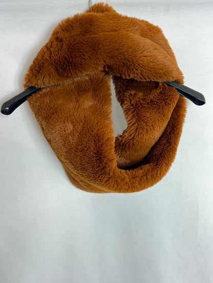 PULL&BEAR. Cuello pelo marrón. TU