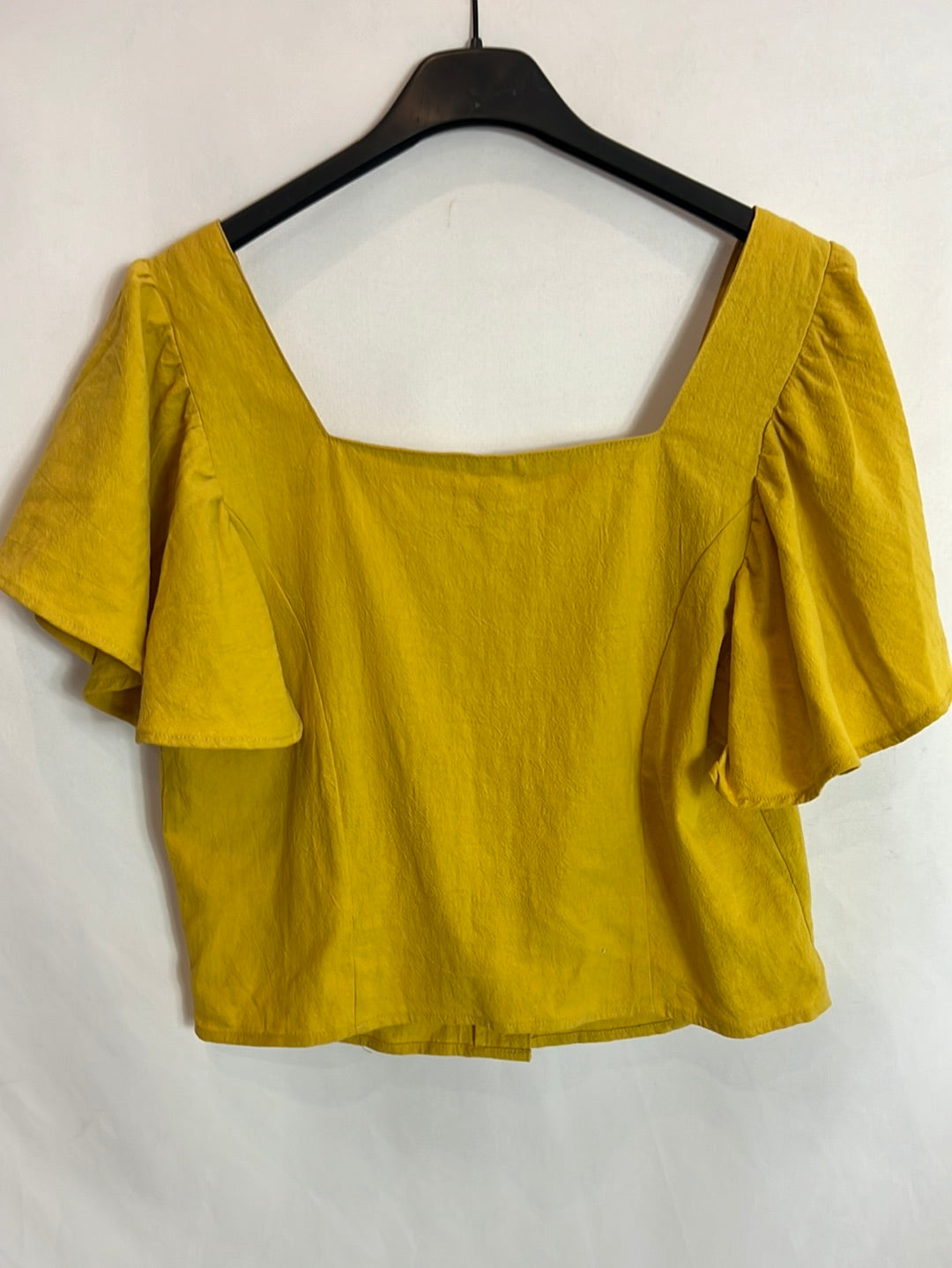 LEFTIES. Yellow button-down top