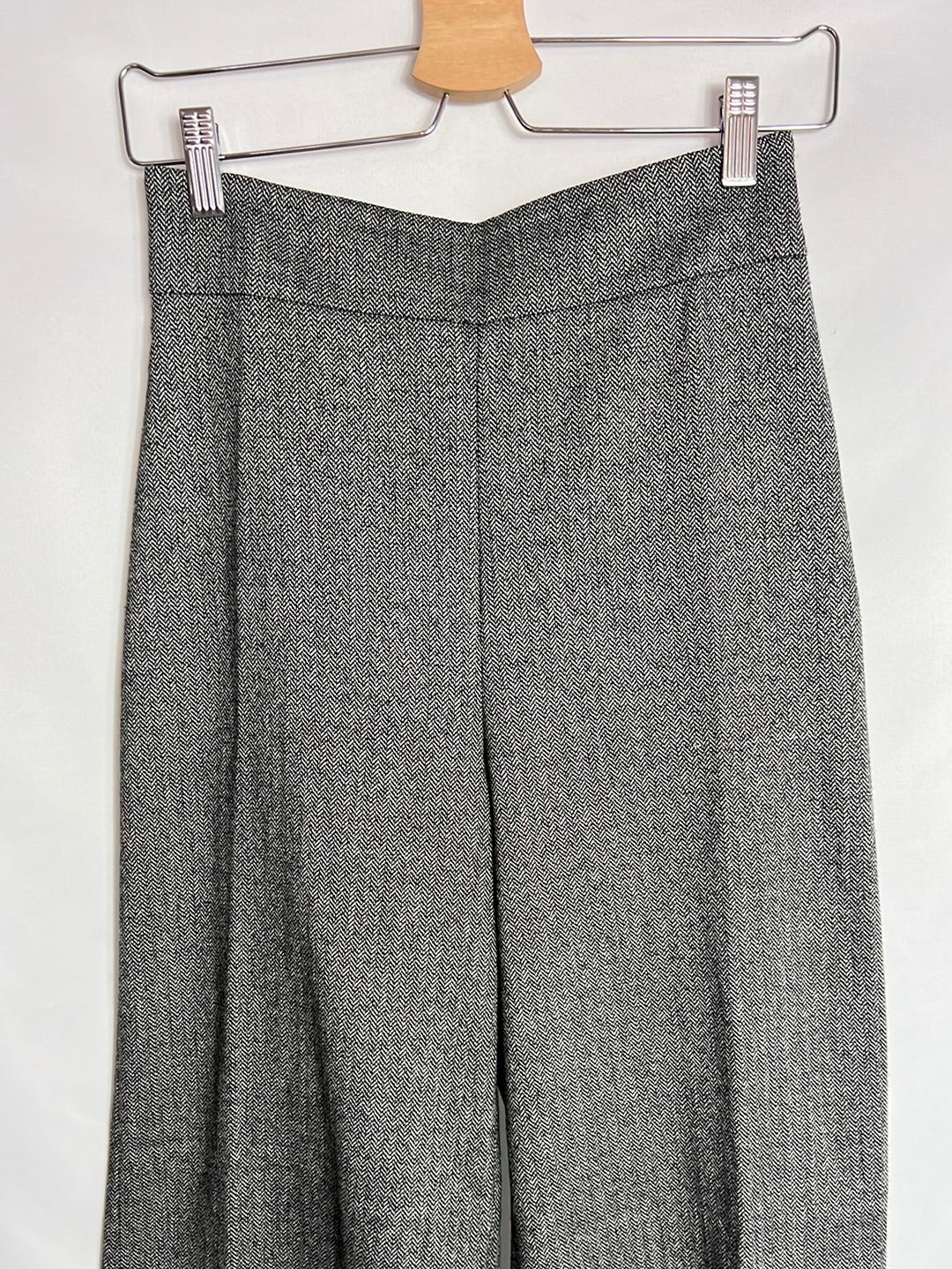 ZARA. Wide-leg grey herringbone trousers. XS