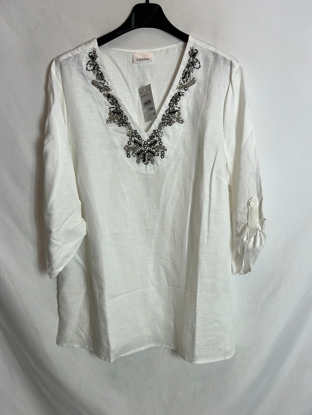 CANDA. Blusa blanca detalle abalorios cuello. T 48