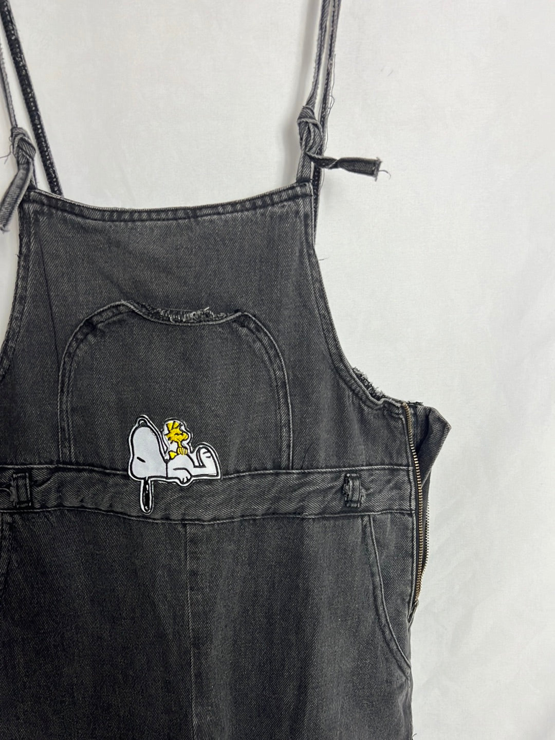 ZARA. Peto denim negro snoopy. T 11-12 años  (XS)