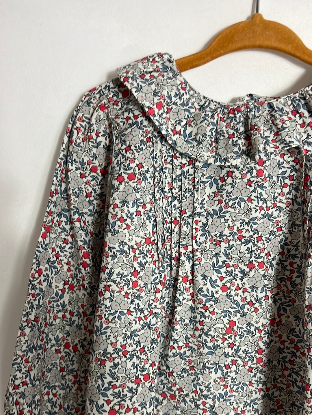OTRAS. Blusa flores mini azules y rojas. T 3 años