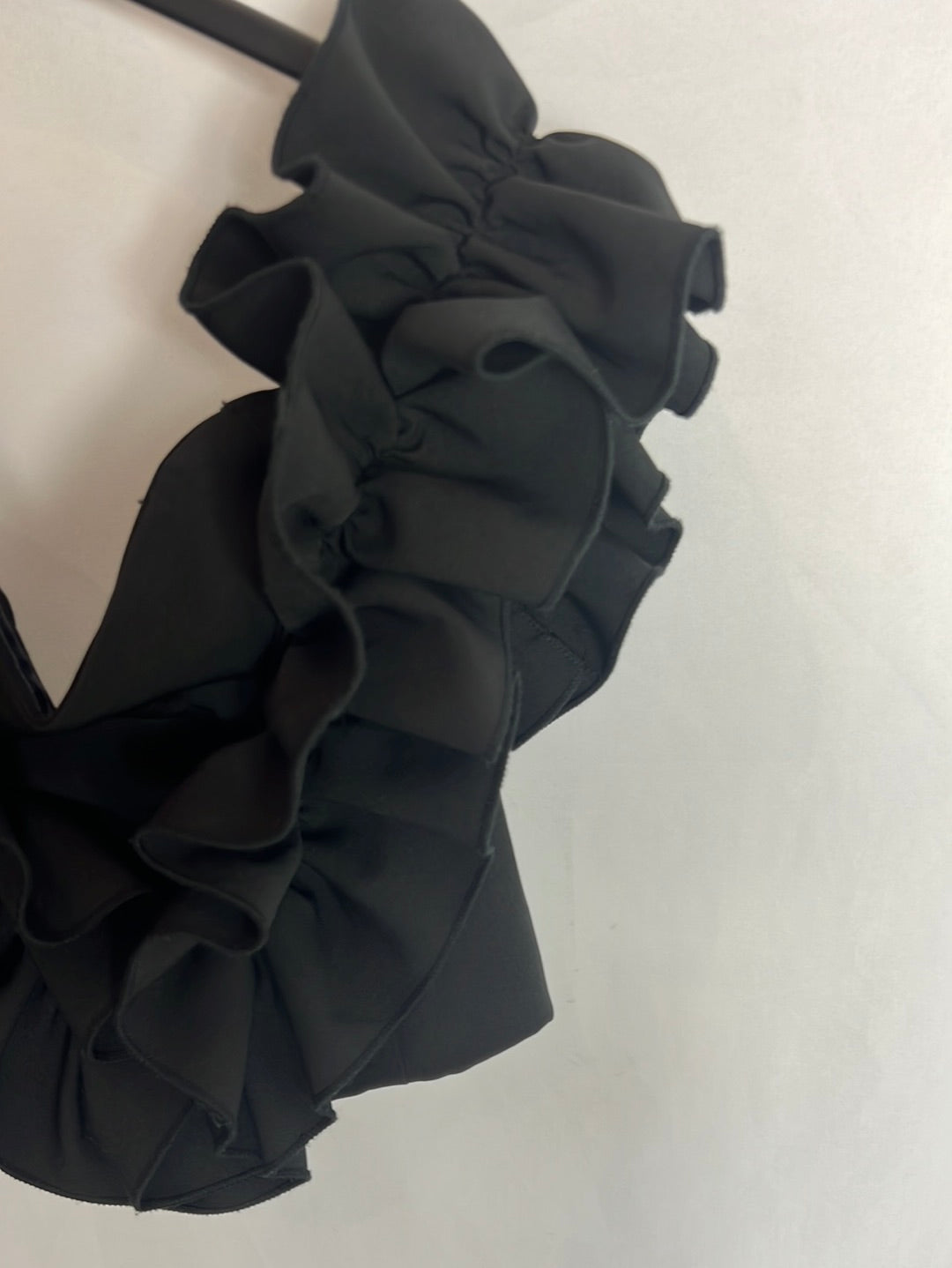 DANITY.Black crop top with ruffles Ts