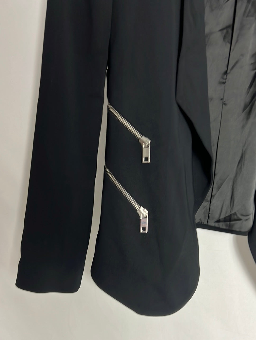 ZARA. Blazer negra asimétrica cremalleras. T M