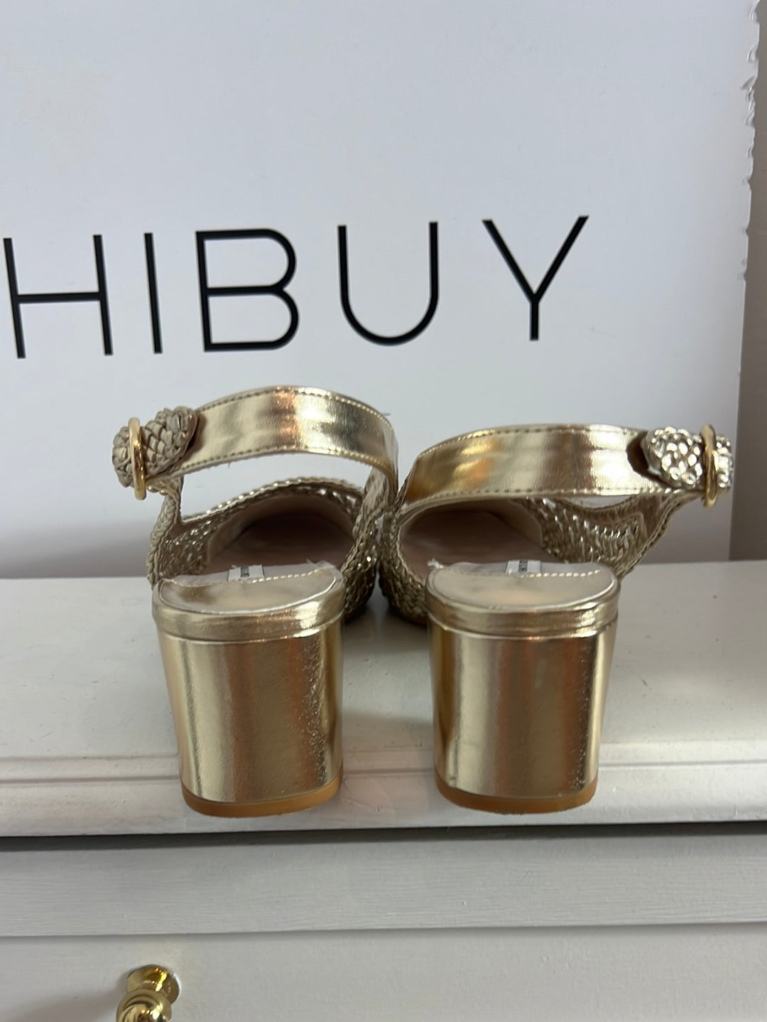 CORTEFIEL. Sandalias troqueladas doradas. T 40