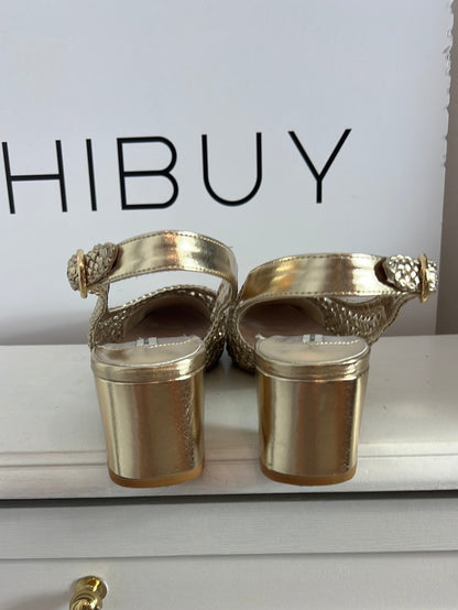 CORTEFIEL. Sandalias troqueladas doradas. T 40