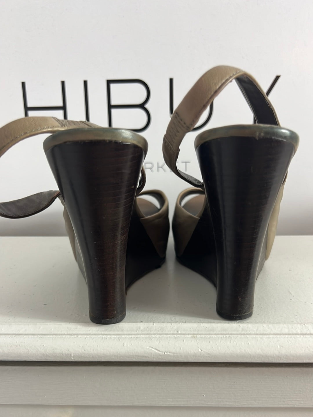 ASH. Cuñas piel marrón asimétricas. T 39