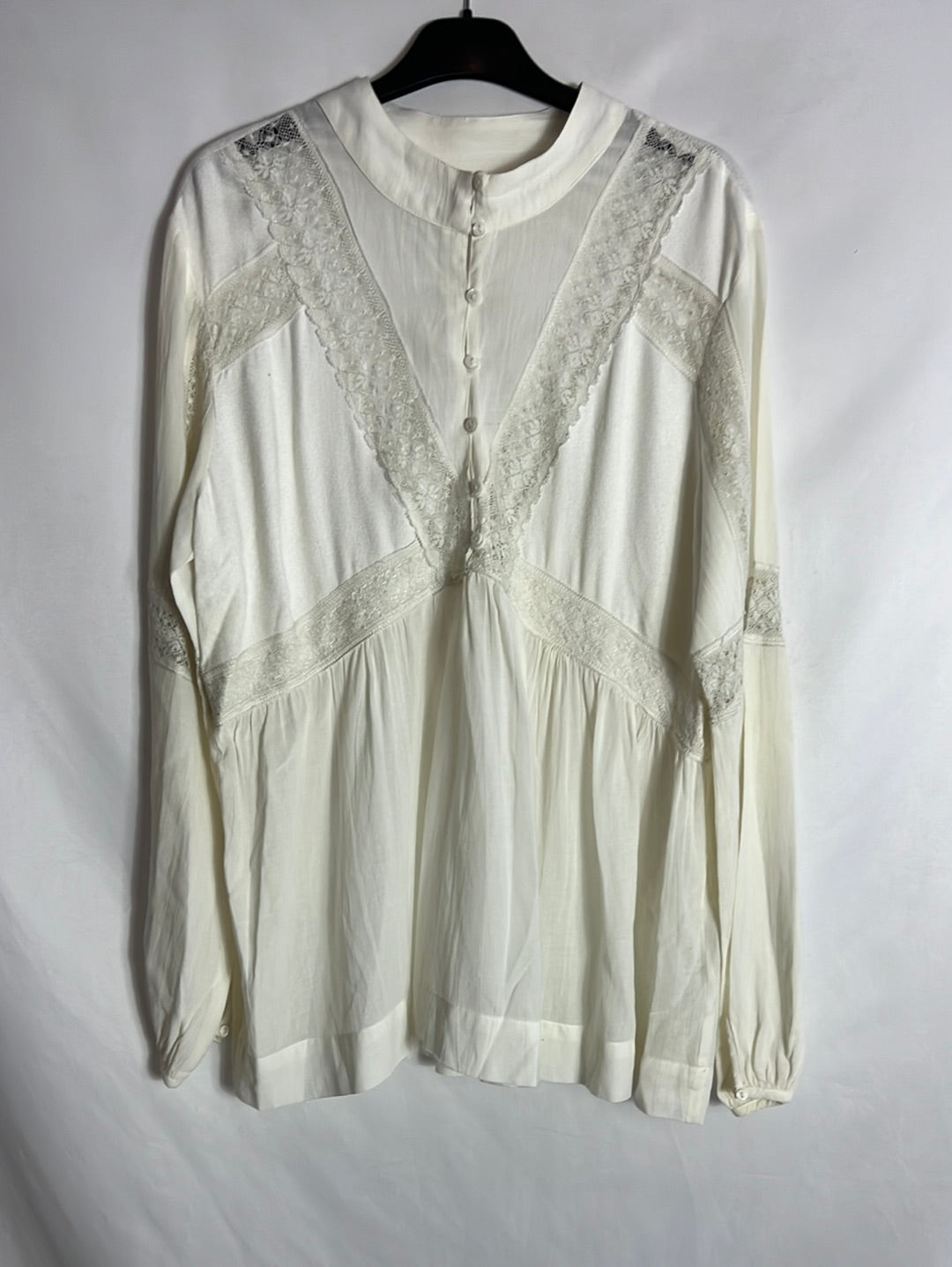 LOA. Blusa blanca detalle encaje. T S
